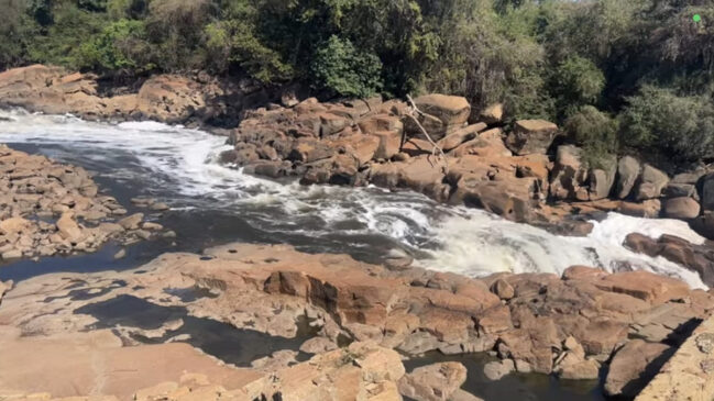 A cachoeira é uma dentre as muitas atrações da cidade