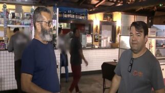 O garçom encontrou o dono da carteira e foi um momento emocionante
