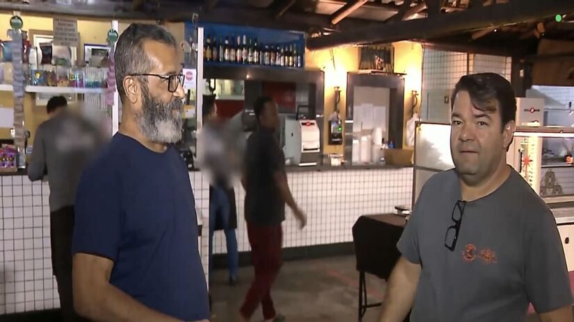O garçom encontrou o dono da carteira e foi um momento emocionante