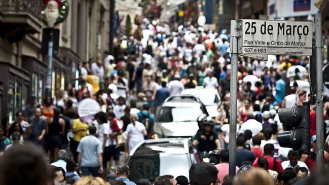 Rua 25 de Março é uma das mais famosas de São Paulo; local é conhecido pela movimentação do comércio