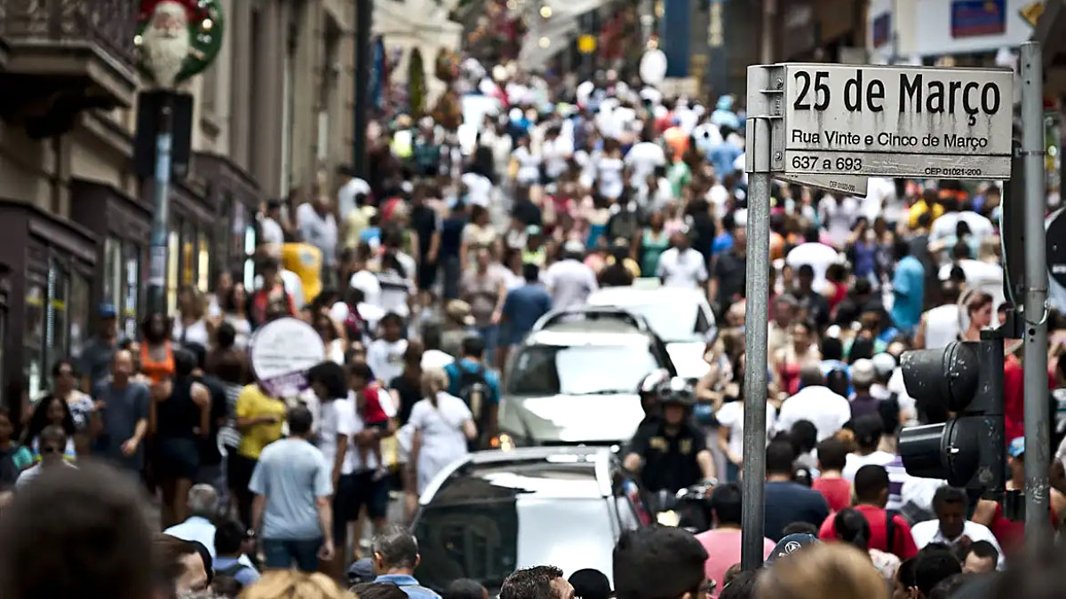 Rua 25 de Março é uma das mais famosas de São Paulo; local é conhecido pela movimentação do comércio