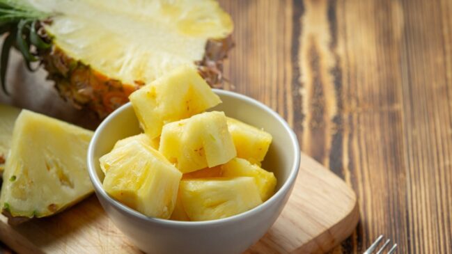 Descubra os seis grupos de pessoas que devem evitar o consumo da fruta tropical