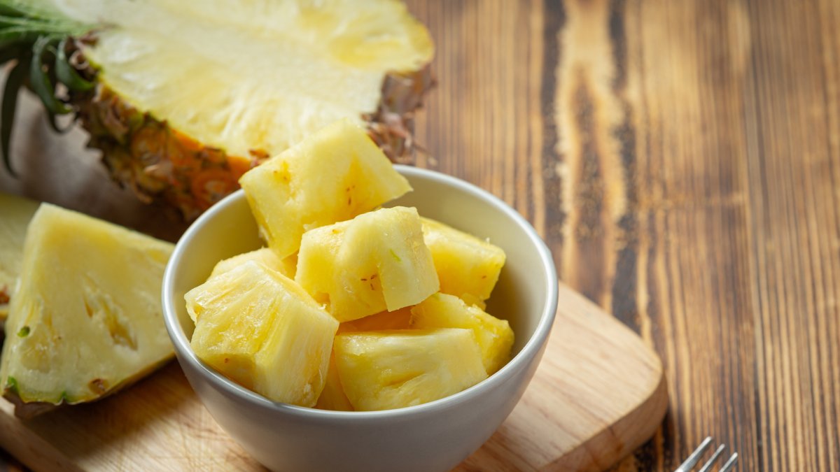Descubra os seis grupos de pessoas que devem evitar o consumo da fruta tropical