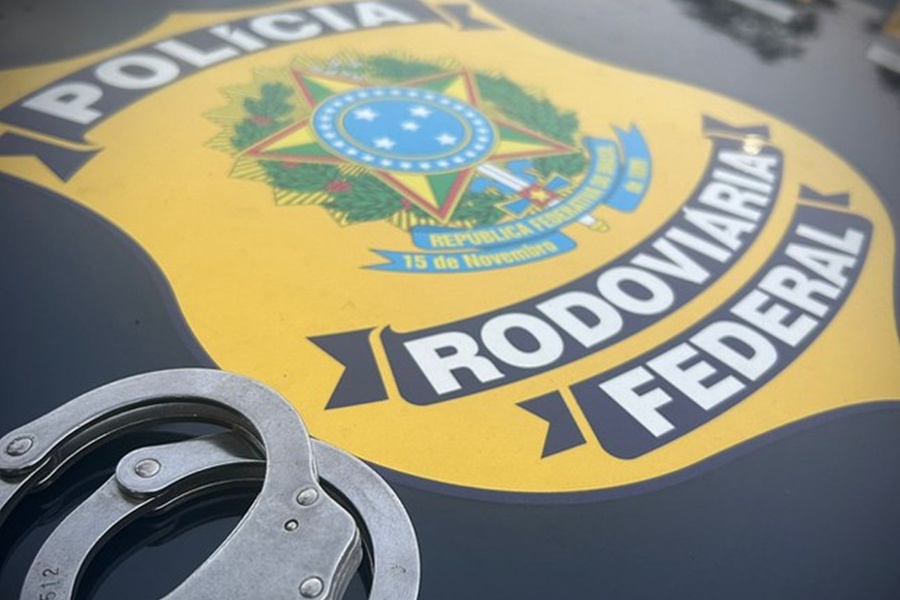 Droga estava escondida entre caixas de peixe na Régis Bittencourt; motorista foi preso em flagrante e levado à Polícia Civil