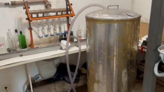 Policiais identificaram chácara usada para falsificar e envasar tais bebidas alcoólicas