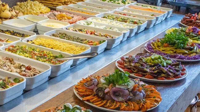 No cardápio há opções para o café da manhã, almoço e jantar, entre muitas outras possibilidades