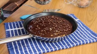 Seguindo esses passos, você terá um bolo de chocolate com a massa cheia e fofinha