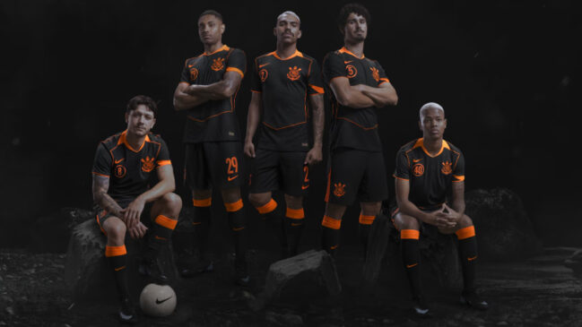 Jogadores do Corinthians posam com novo terceiro uniforme para 2025