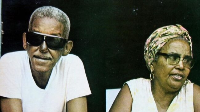 Cartola ao lado de dona Zica; artista só gravaria álbum solo em 1974