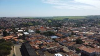 A cidade conta com hospitais, escolas, comércio diversificado e acesso fácil a rodovias, garantindo praticidade no dia a dia