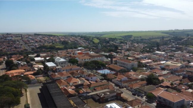 A cidade conta com hospitais, escolas, comércio diversificado e acesso fácil a rodovias, garantindo praticidade no dia a dia