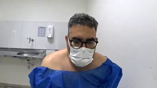 Cinegrafista André Muzell, espancado por criminosos durante cobertura da operação na Vila Aliança, no Rio de Janeiro