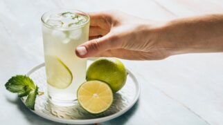 Descubra o que é mentira e o que é verdade sobre o suco de limão