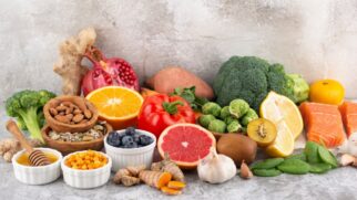 Uma alimentação saudável, incluindo frutas (com moderação) e vegetais, é crucial para a saúde do fígado e pode ajudar pessoas com gordura no fígado.