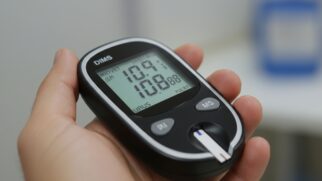 Apesar de todas serem chamadas de "diabetes", as causas variam amplamente. Por isso, compreender o tipo específico é essencial para indicar o tratamento adequado.