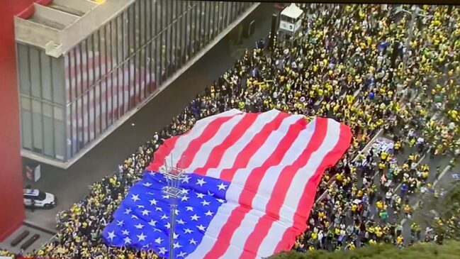 Manifestantes abrem bandeira norte-americana na avenida Paulista