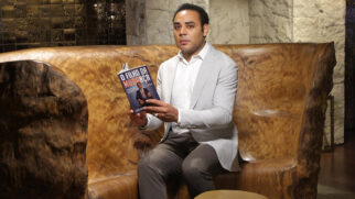 No livro, Gilson Rodrigues relata adversidades e rejeições enfrentadas ao longo da vida