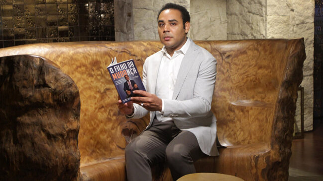 No livro, Gilson Rodrigues relata adversidades e rejeições enfrentadas ao longo da vida
