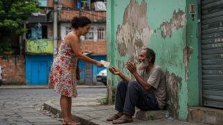 A ciência mostra que fatores como desconfiança e outras formas de ajudar influenciam essa escolha.