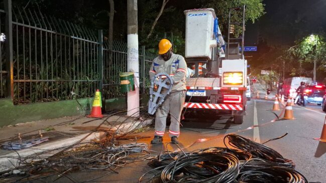 Ações de campo são resposta ao aumento de redes instaladas nos postes irregularmente