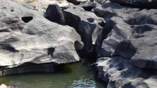 pedras brancas e cinzas que parecem a superfície lunar