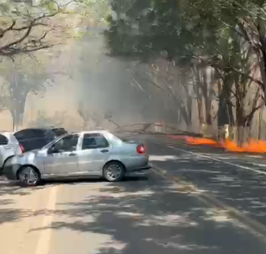 Segundo a Prefeitura de Iperó, as chamas se espalharam pela área próxima à estrada e chegaram a ameaçar residências e propriedades rurais