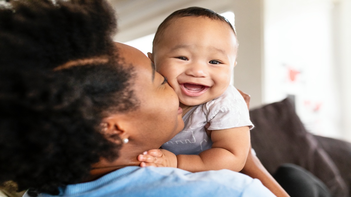 Pais e mães não medem esforços para arrancar uma risada: fazem caretas, brincam de esconde-esconde e até encaram alguns "micos" em público (Foto: Freepik)