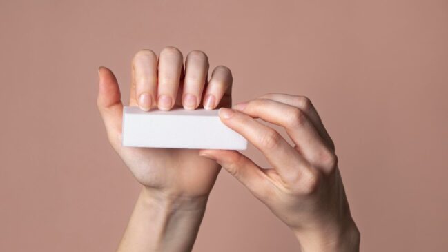 Mais do que estética, cuidar das unhas fortalece a autoestima, melhora o bem-estar e expressa a identidade pessoal (Fotos: Freepik)