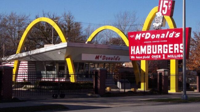A lógica de fast food foi criada em uma lanchonete pelos irmãos McDonald e depois incorporada aos restaurantes