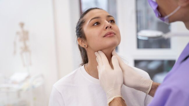 Gordura no pescoço tem solução: saiba como conquistar contorno facial mais definido