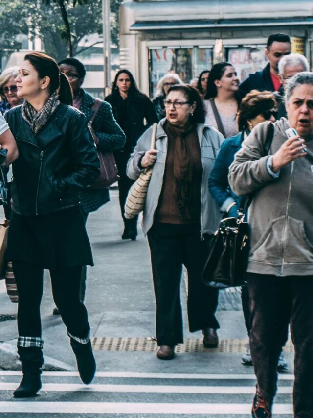 Andar com as mãos para trás parece normal, mas tem significado mais profundo