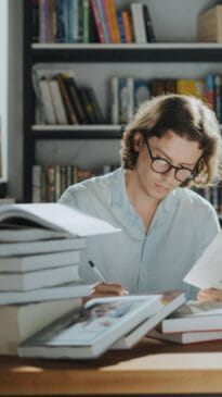 22 de abril - Além dos fatores biológicos, essa data é lembrada por coincidências históricas. O filósofo Immanuel Kant nasceu nesse dia, e pesquisadores sugerem que pessoas nascidas nessa data costumam apresentar perfil reflexivo, crítico e analítico.