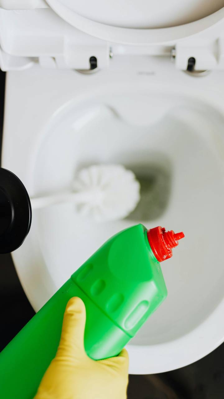 Por que recomendam jogar bicarbonato de sódio no vaso sanitário?