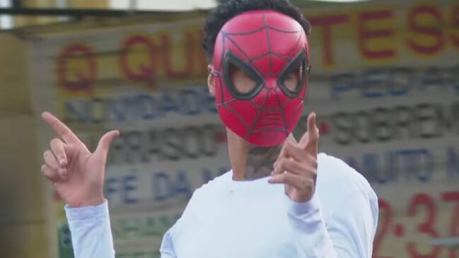 Oruam deixa Penitenciária de Bangu vestindo máscara do Homem Aranha