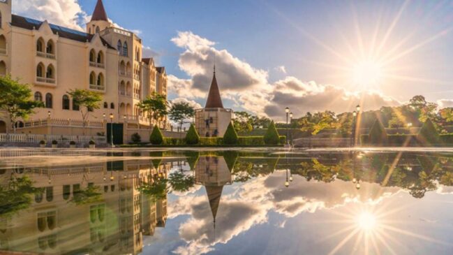 Basílica em Cotia surpreende com arquitetura gótica, vitrais coloridos e clima europeu