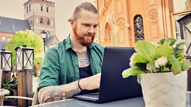 Com altos níveis de produtividade, o país europeu prova que jornadas mais curtas podem ser compatíveis com inovação e competitividade.
