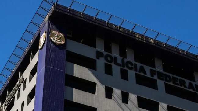 Polícia Federal prendeu oito pessoas suspeitas de integrar uma organização criminosa especializada em ataques cibernéticos contra o sistema financeiro nacional