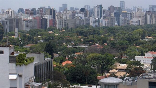 Ela está localizada num bairro de alto padrão em São Paulo