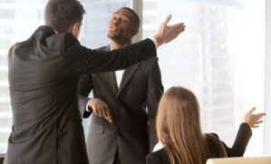 Entenda os gatilhos emocionais que levam à quebra de fala e veja dicas práticas em comunicação.