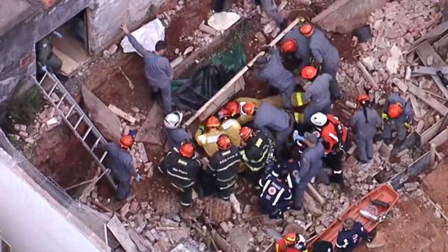 Segundo o Corpo de Bombeiros, cinco equipes foram deslocadas para resgatar o trabalhador