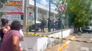 Dois suspeitos chegaram de moto à escola Estadual Luiz Felipe e efetuaram os disparos contra alunos que estavam na calçada e no pátio da escola