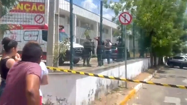 Dois suspeitos chegaram de moto à escola Estadual Luiz Felipe e efetuaram os disparos contra alunos que estavam na calçada e no pátio da escola