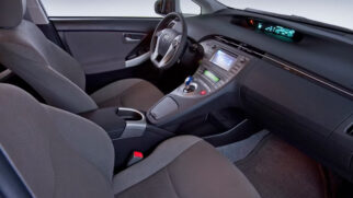 Segundo a tabela FIPE, o Toyota Prius 1.8 16v 5p automático (híbrido), do ano de 2012, está no valor de R$ 48.966
