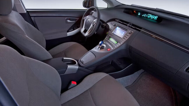 Segundo a tabela FIPE, o Toyota Prius 1.8 16v 5p automático (híbrido), do ano de 2012, está no valor de R$ 48.966