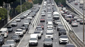 Em meio à espera no trânsito, atitudes consideradas inofensivas acabam sendo adotadas e podem render multa aos motoristas
