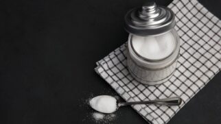 Jogue de duas a três colheres de bicarbonato diretamente na bacia do vaso sanitário. Aos poucos, o produto irá neutralizar os odores e soltar a sujeira acumulada.