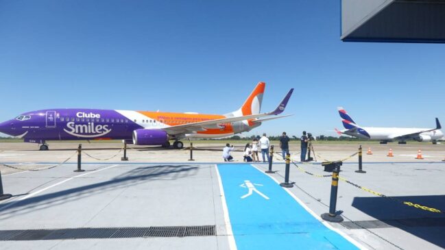 Foram adotadas medidas estratégicas com a companhia aérea para ajudar no aumento do fluxo de passageiros em outubro