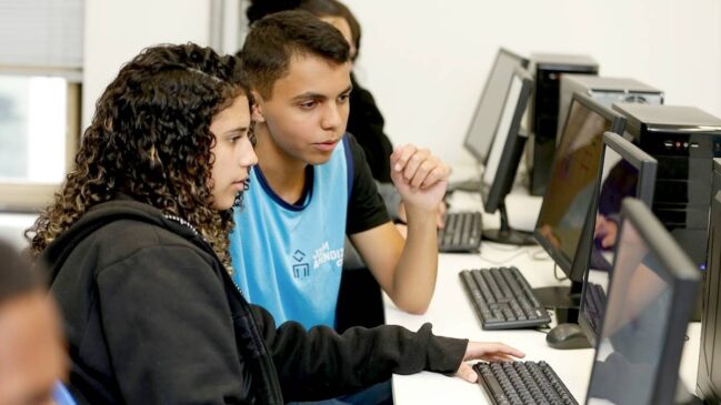 Mutirão oferece vagas de estágio, cursos de aprendizagem e orientações de carreira