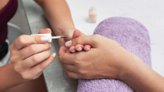 Entenda a função do TPO no endurecimento do gel, os riscos apontados e como reduzir danos na manicure.