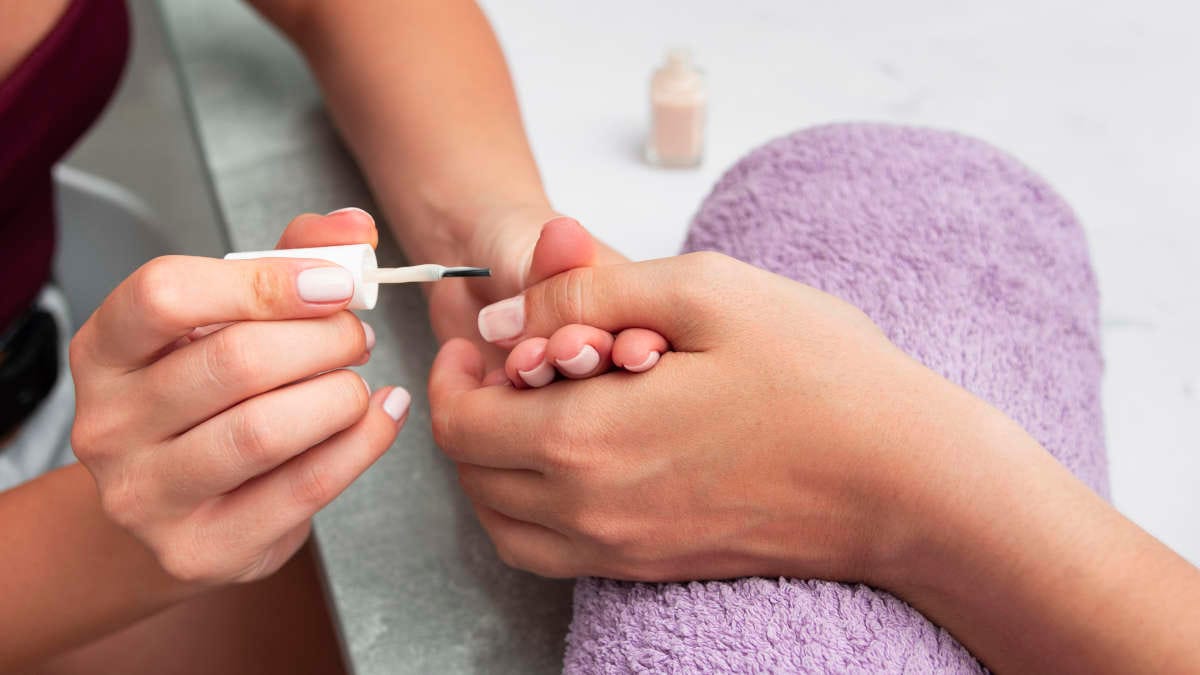 Entenda a função do TPO no endurecimento do gel, os riscos apontados e como reduzir danos na manicure.